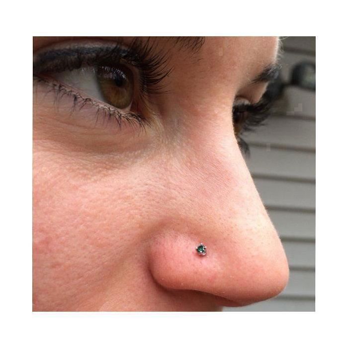 KODY PIERCING Épingle Nez Or Jaune 9 Carats Cristal Bleu 2mm - Pureté Cristalline et Grâce Souveraine