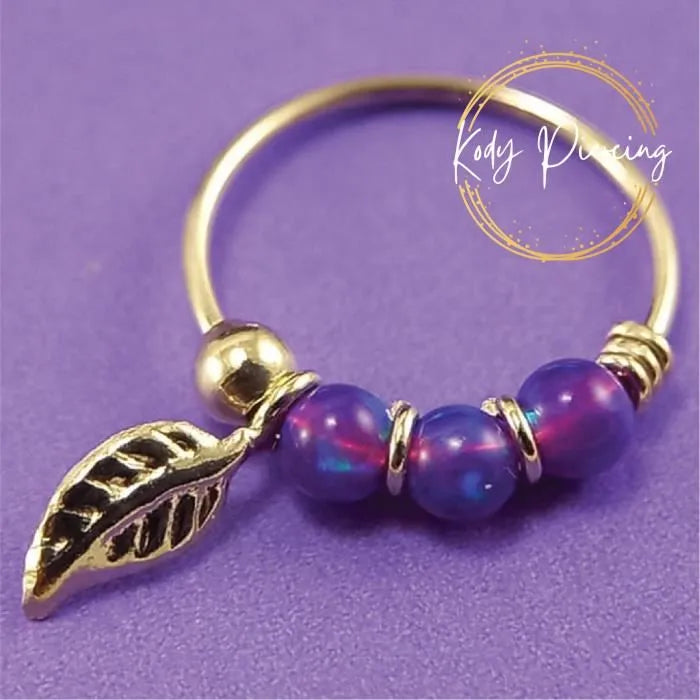 KODY PIERCING Anneau Or 9 carats orné de 3 Opales Violettes et sa Feuille d'Or