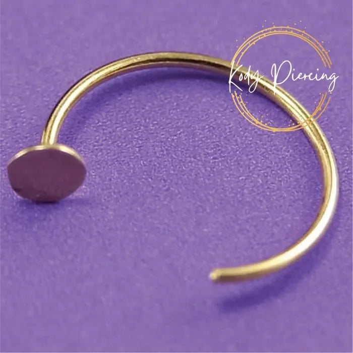 Minimaliste ou audacieux? KODY PIERCING Anneau Ouvert Or 9 carats Avec petit Disque Plat
