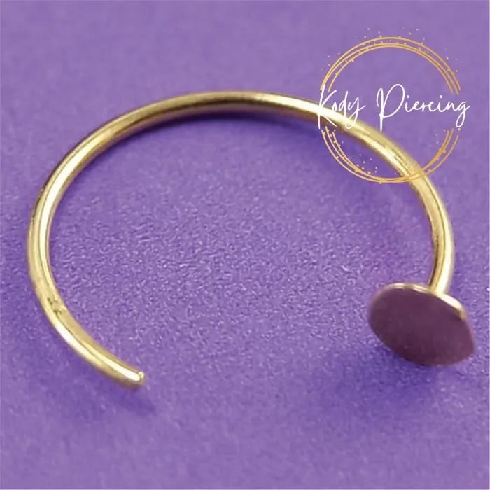 Minimaliste ou audacieux? KODY PIERCING Anneau Ouvert Or 9 carats Avec petit Disque Plat