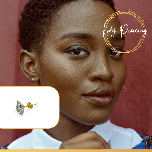 KODY PIERCING Boucles d'oreille Or 9 Carats orné d'un carré de plusieurs Zircons CZ Haute Qualité
